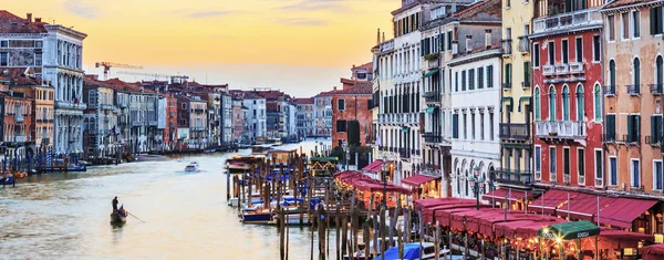 Blick auf den berühmten Canal Grande bei Sonnenuntergang — Stockfoto