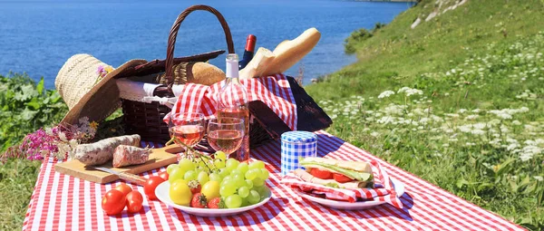 Piknik és a tó — Stock Fotó