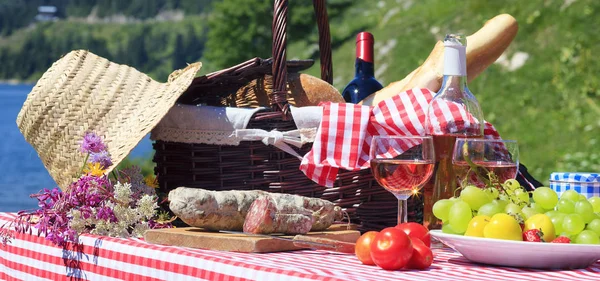 Şarap ile Alp piknik — Stok fotoğraf