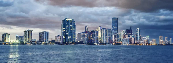 Edificio y nubes — Foto de Stock