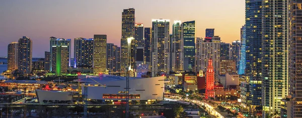 Horizontale Ansicht der Innenstadt von Miami bei Sonnenuntergang — Stockfoto