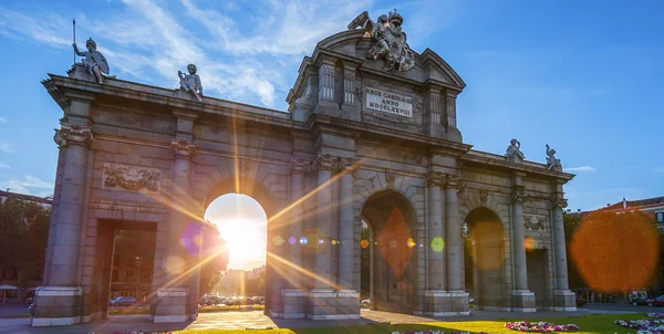 Puerta de Alcalá położony jest w Madrycie — Zdjęcie stockowe