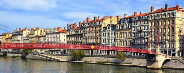 Lyon Stadt und rote Fußgängerbrücke — Stockfoto