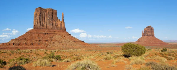 Monument Valley com céu azul — Fotografia de Stock