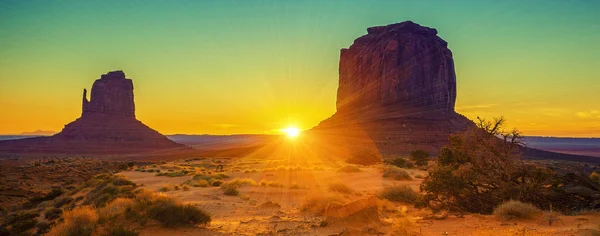 Захід сонця у сестри в monument valley — стокове фото