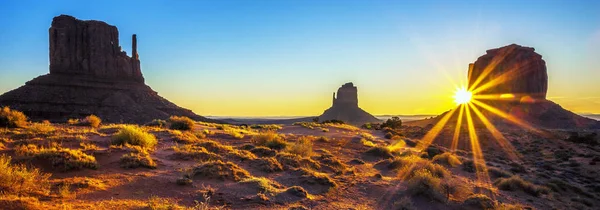 Схід сонця в Monument Valley — стокове фото