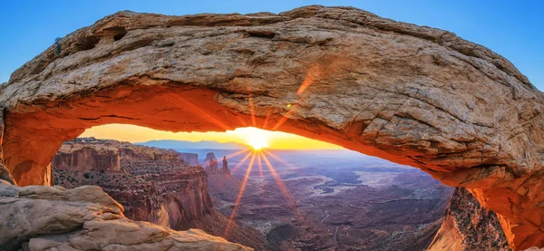 Sunrise at Mesa Arch in Canyonlands National Park — Stock Photo, Image