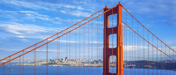 Golden gate bridge och downtown san francisco — Stockfoto