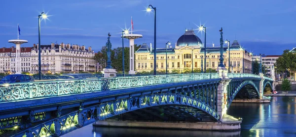 Blick auf Brücke und Universität in Lyon — Stockfoto