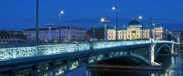 Blick auf berühmte Brücke und Universität in Lyon — Stockfoto