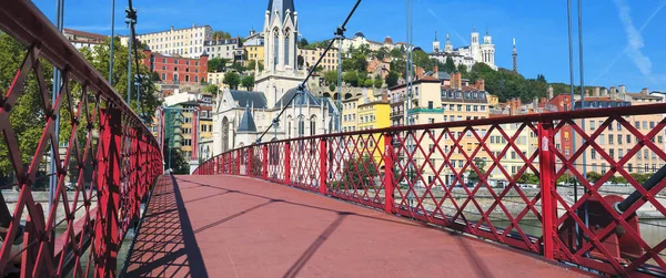 Rode voetgangersbrug over de rivier de saone en kerk — Stockfoto