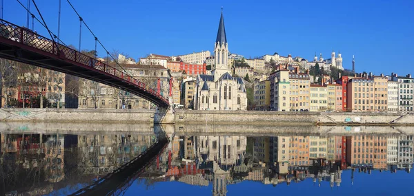 Slavný pohled řeky saone a lávka v městě lyon — Stock fotografie