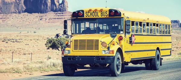 Skolbuss på vägen — Stockfoto