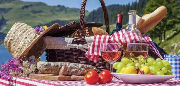 Französisches Picknick im Freien — Stockfoto