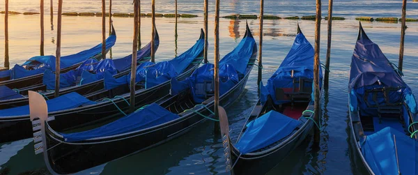 Bela vista de Veneza com gôndolas ao nascer do sol — Fotografia de Stock