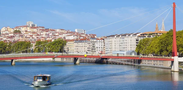 Lyon en Saone rivier met boot — Stockfoto