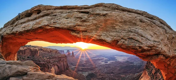 Berömda soluppgången på mesa arch — Stockfoto
