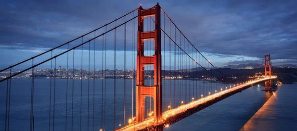 Nachtszene mit goldener Torbrücke — Stockfoto