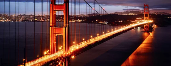 Ночная сцена с мостом Золотые ворота — стоковое фото