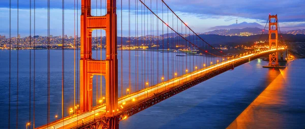 Utsikt över berömda golden gate-bron nattetid — Stockfoto