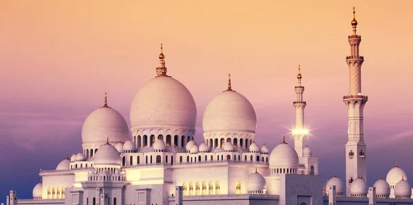 Abu Dhabi Sheikh Zayed Mosque at sunset — Stock Photo, Image