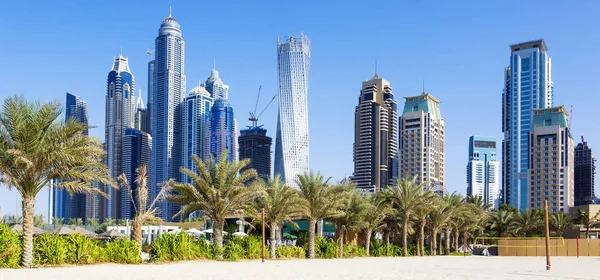 Vista horizontal de arranha-céus e praia de jumeirah — Fotografia de Stock