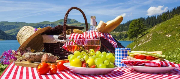 Piknik v francouzské alpské hory s jezerem — Stock fotografie