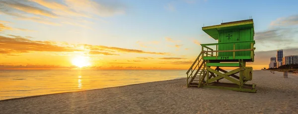 ライフガード タワーとマイアミ サウス ビーチの日の出 — ストック写真