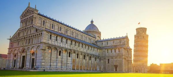 Scheve toren van Pisa en kathedraal bij zonsopgang — Stockfoto