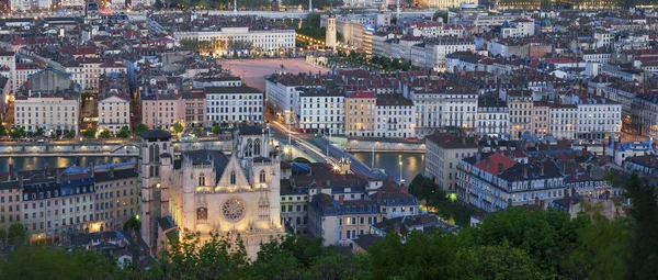 富尔韦圣母院在晚上从里昂城的景色 — 图库照片