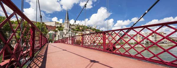 Вид на Лион с красного пешеходного моста — стоковое фото