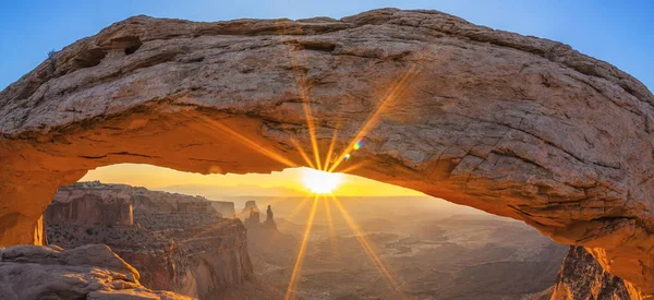 Slavný slunce v mesa arch — Stock fotografie