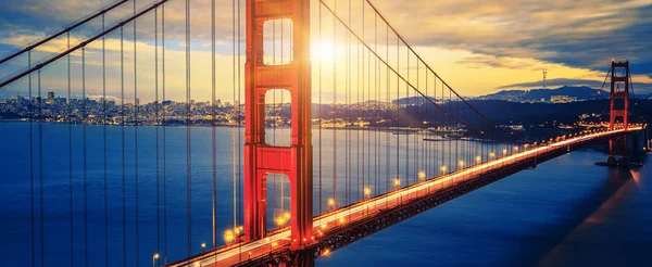 Berömda golden gate-bron vid soluppgången — Stockfoto