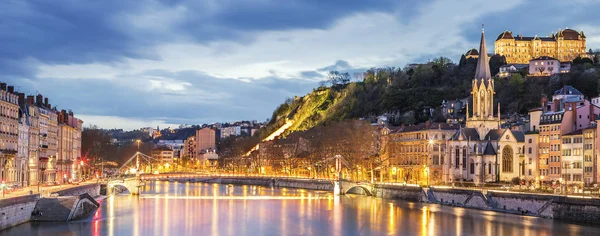 Uitzicht op rivier de saone in lyon stad bij avond — Stockfoto