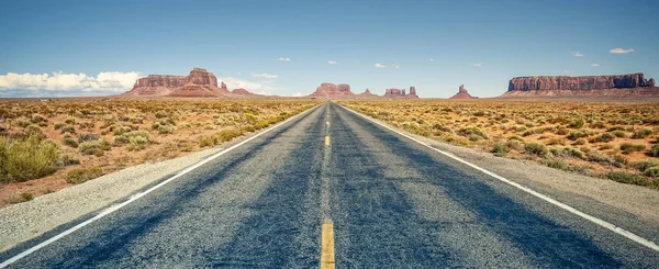 Estrada do deserto que leva ao Monument Valley — Fotografia de Stock