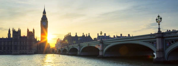 Londra'da gün batımında Big Ben saat kulesi — Stok fotoğraf