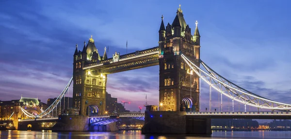 Słynny Tower Bridge w godzinach wieczornych — Zdjęcie stockowe