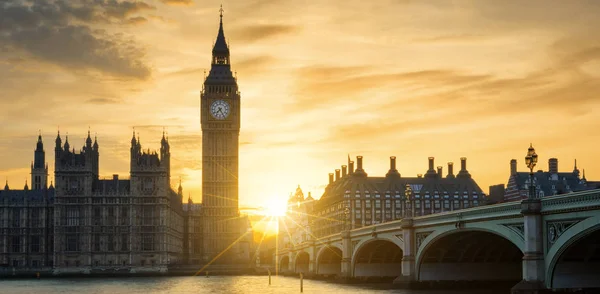 Widok z wieży zegarowej Big Bena na zachodzie słońca — Zdjęcie stockowe