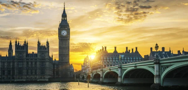 Famosa torre del reloj Big Ben en Londres al atardecer —  Fotos de Stock