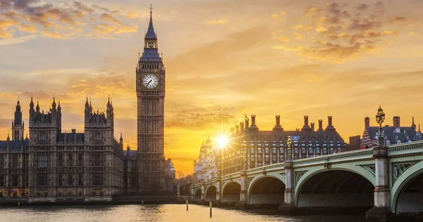 Big Ben en Westminster Bridge bij zonsondergang — Stockfoto