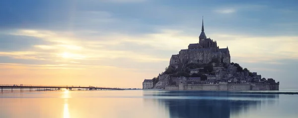 Mont-Saint-Michel на заході сонця — стокове фото