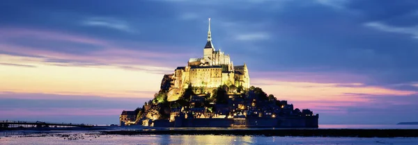Mont-Saint-Michel de noite — Fotografia de Stock