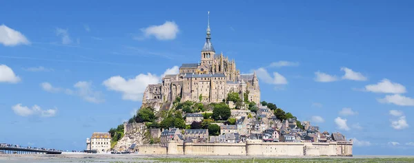 Mont-Saint-Michel és a zöld fű — Stock Fotó