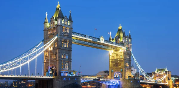 Den berömda Tower Bridge på kvällen — Stockfoto