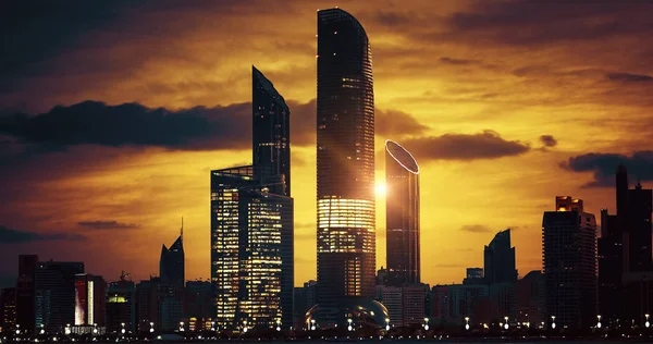 Pemandangan Abu Dhabi Skyline saat matahari terbenam — Stok Foto