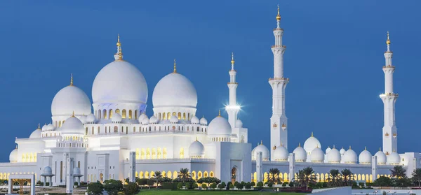 View of famous Abu Dhabi Sheikh Zayed Mosque — Stock Photo, Image