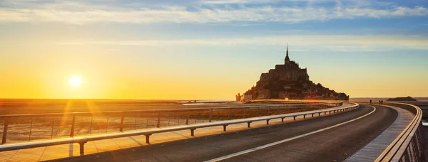 Vägen till Mont Saint Michel i solnedgången — Stockfoto