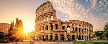 Roma 'da kolezyum ve sabah güneşi, İtalya