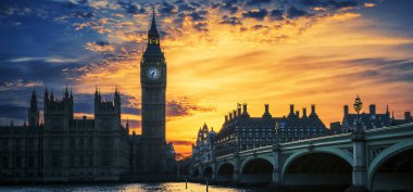 Big Ben ve Westminster Köprüsü manzarasına gün batımında