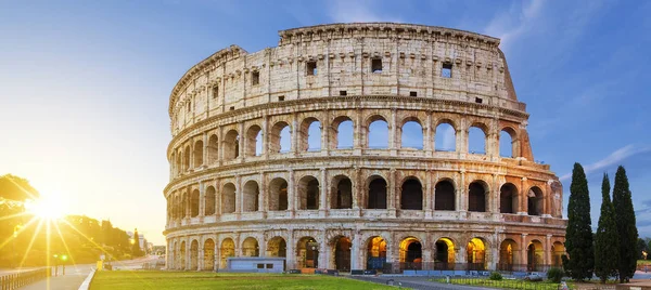 Vista do Coliseu em Roma ao nascer do sol — Fotografia de Stock